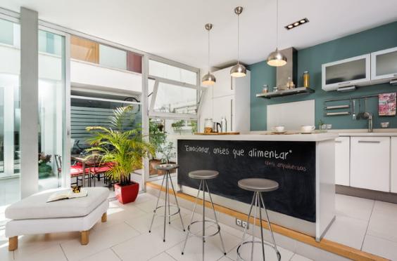 cocina color agua y blanco