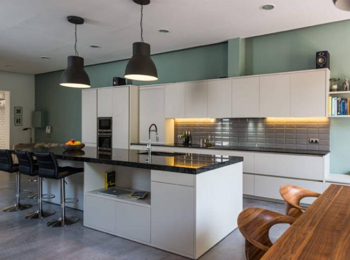 cocina negra y blanca