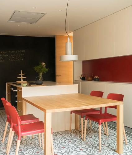 cocina pequeña de color rojo