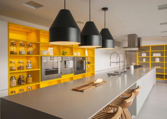 cocina grande de color amarillo