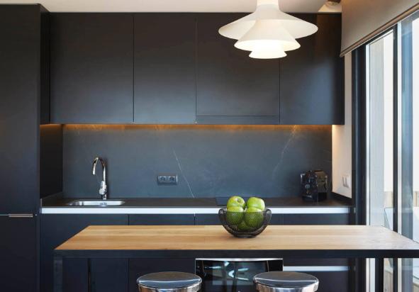 cocina con salpicadero negro