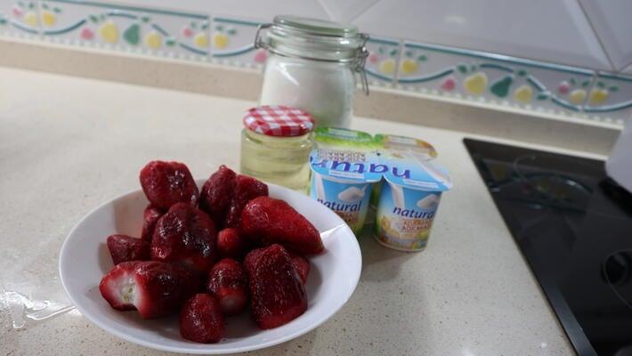Los ingredientes necesarios para hacer helado de fresa con Thermomix