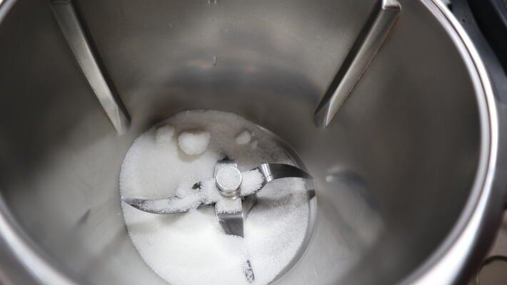 Echamos el azúcar para mezclar bien