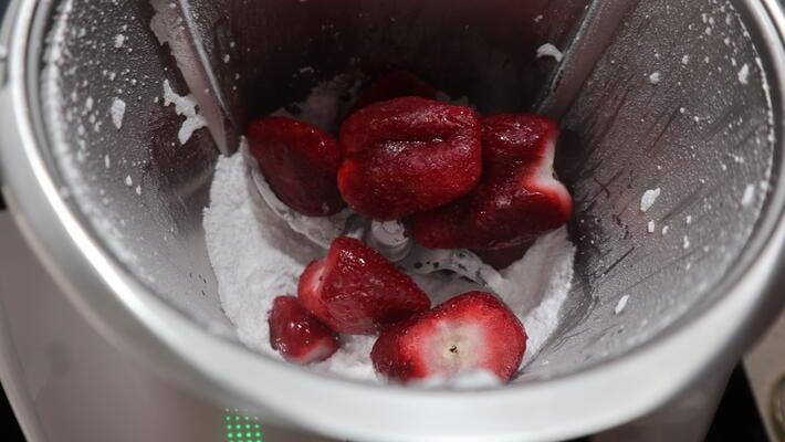 Añadimos las fresas para triturarlas