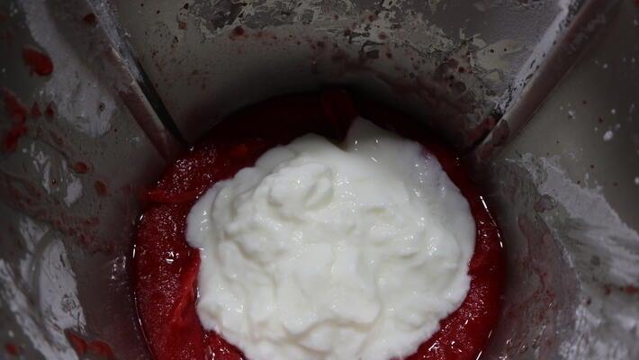Incorporamos el yogur para mezclar