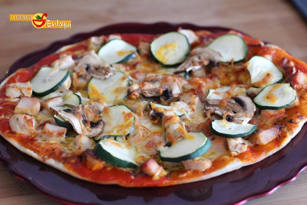 Pizza de pollo y verduras
