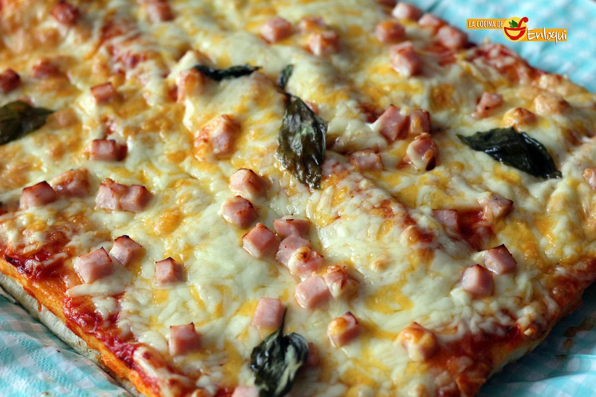 Pizza con base de pan de molde