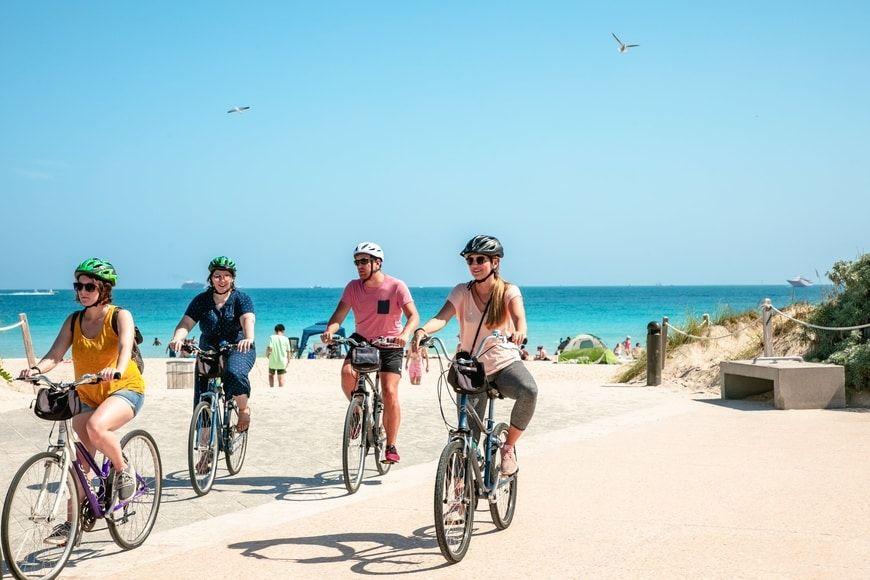 viajeros haciendo cicloturismo