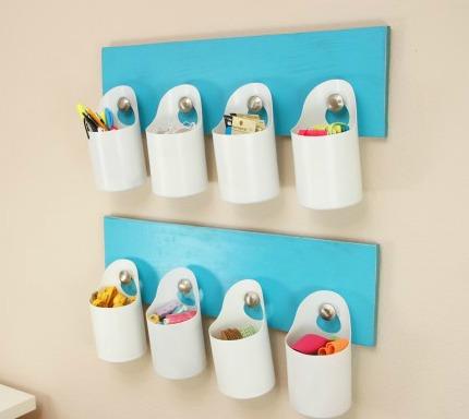 Lapiceros con botes de champú. Vía PlasticStorageContainers.