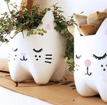 Maceteros con botellas. Vía Upsocl.