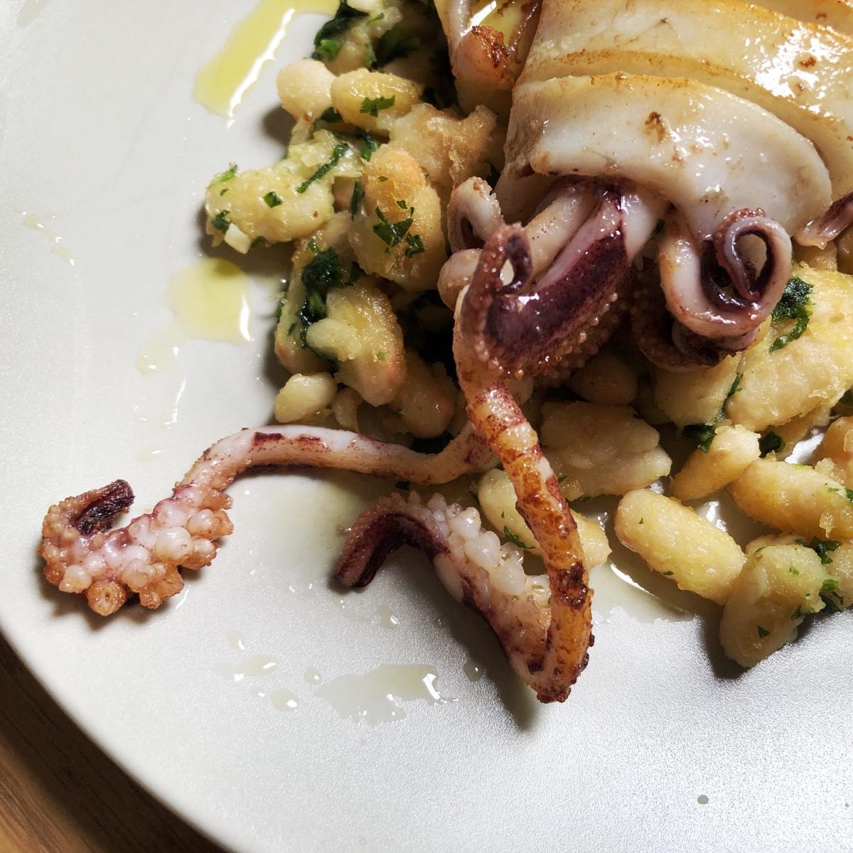 calamar a la plancha con alubias