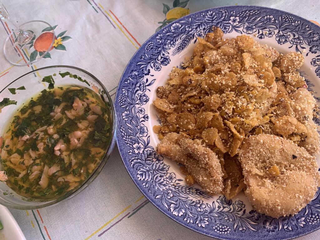 Chipirones crujientes con polvo de palomitas y vinagreta de cítricos con salmón ahumado