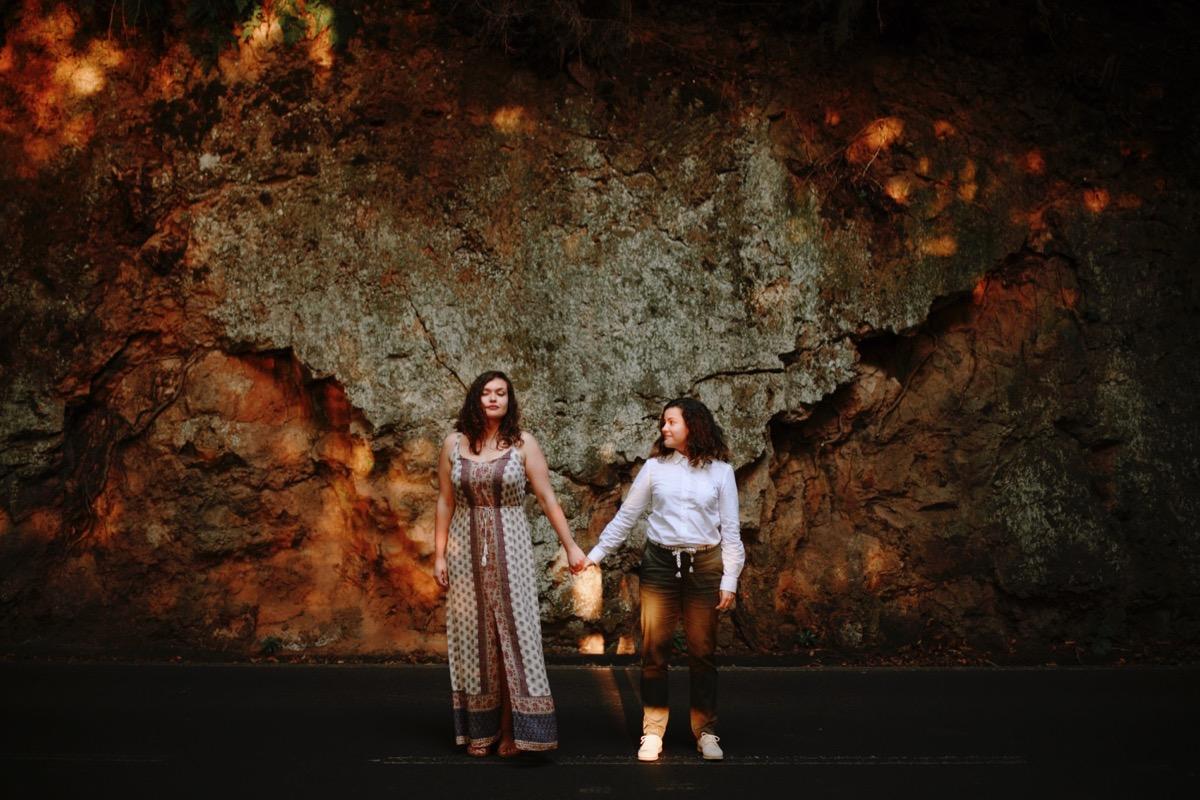 Sesion de fotos de pareja en el bosque la sonrisa de beatriz