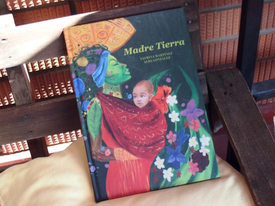 Foto de portada del libro "Madre Tierra" en un sofa de terraza