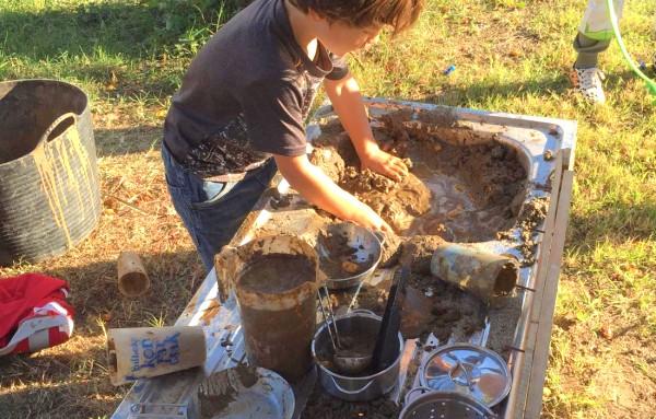 Jugando con barro en el parque