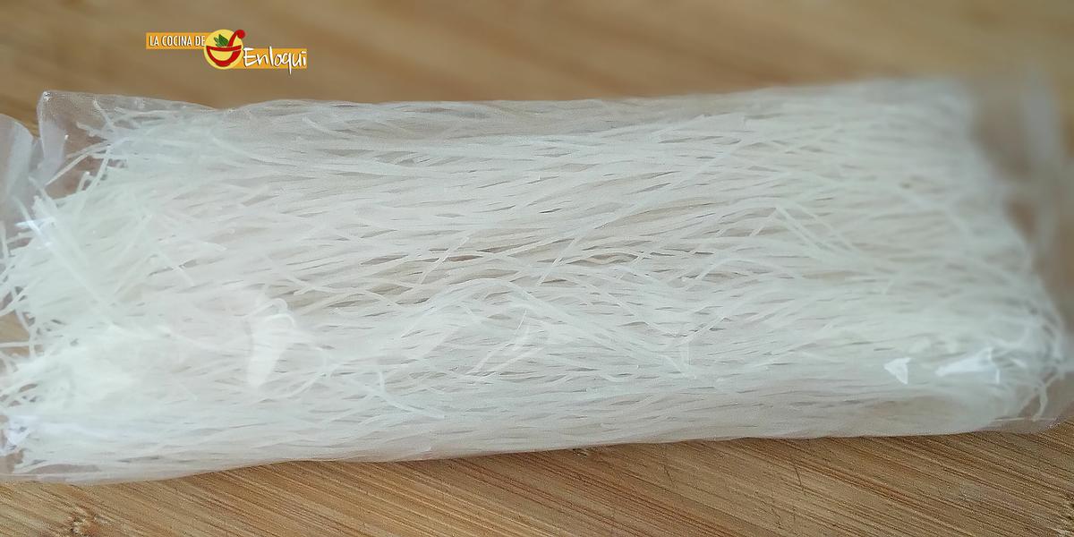 Fideos de arroz salteados con pollo y verdura