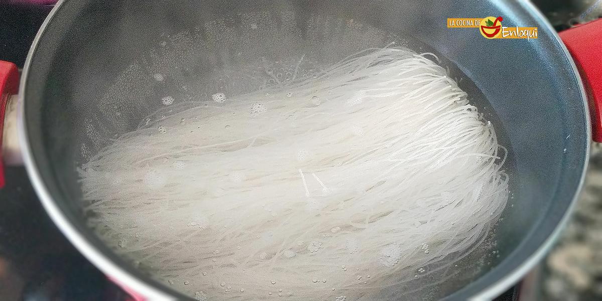 Fideos de arroz salteados con pollo y verdura