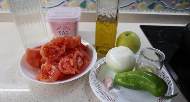 Los ingredientes necessarios para hacer gazpacho en Mambo