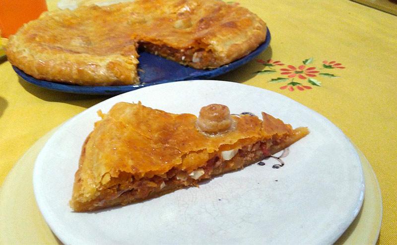 Empanada de atún, tomate y huevo