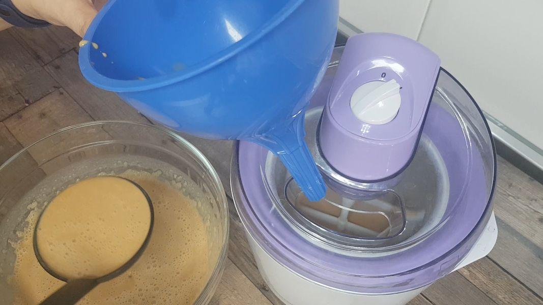 Helado de dulce de leche en heladera