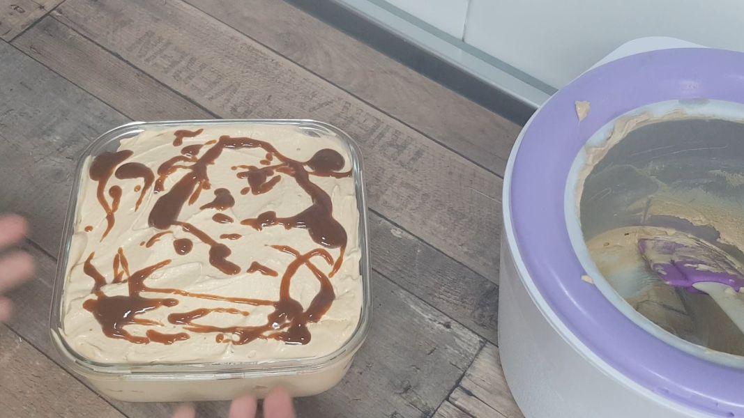 Helado de dulce de leche en heladera