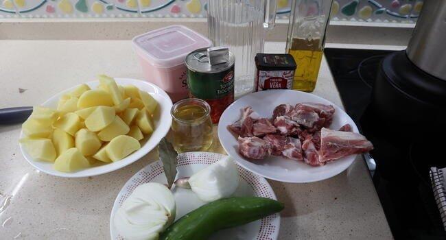 Los ingredientes necesarios para hacer el guiso de costillas en Mambo