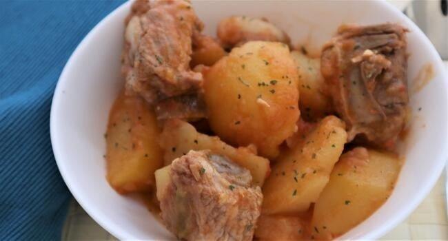 Receta preparada de guiso de costillas con patatas