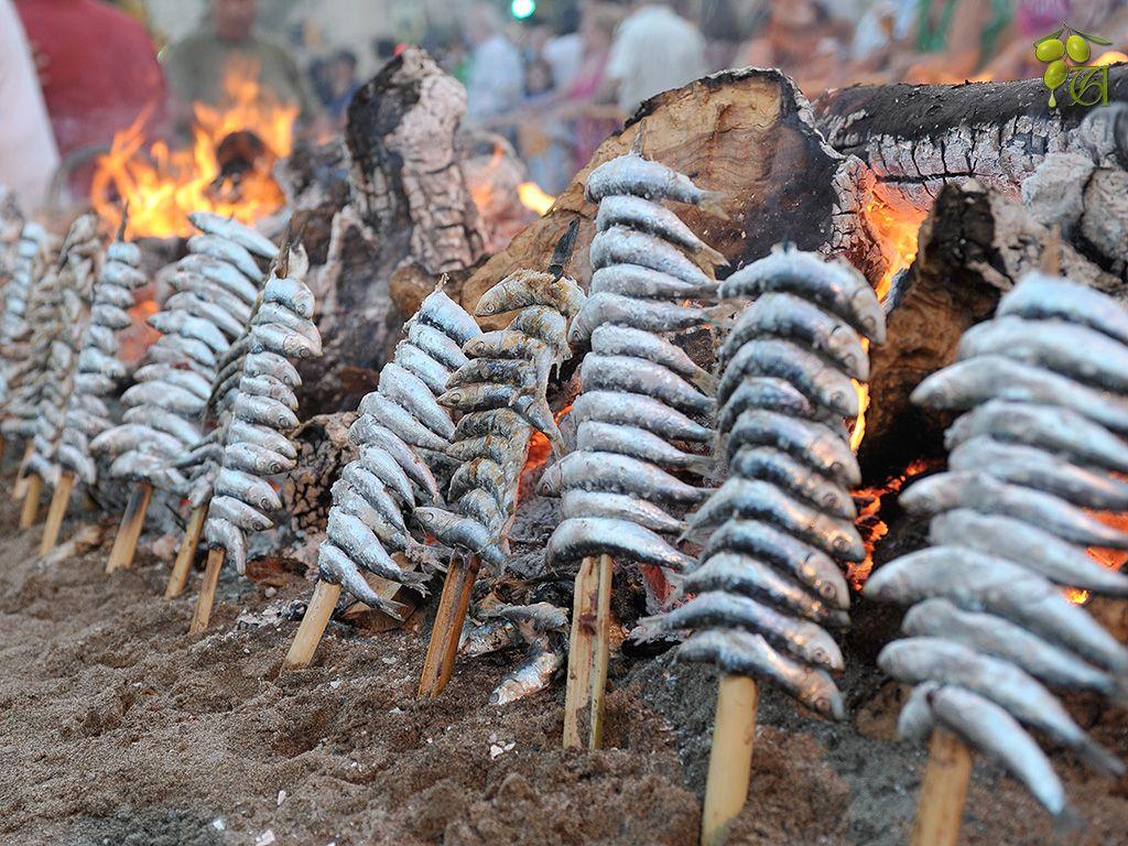 espetos de sardinas al fuego tipicos de andalucia