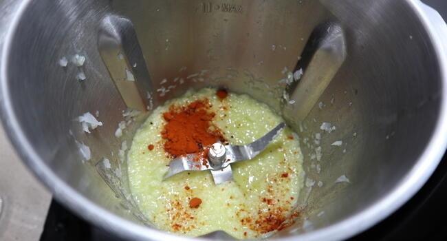 Añadir el pimentón y mezclar todo