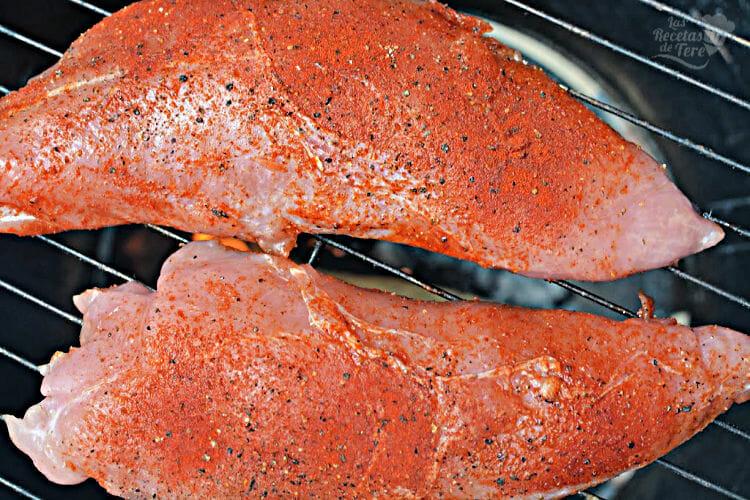 Cómo hacer los más ricos solomillos de pavo ahumados al toque picantito de pimienta de cayena y pimentón