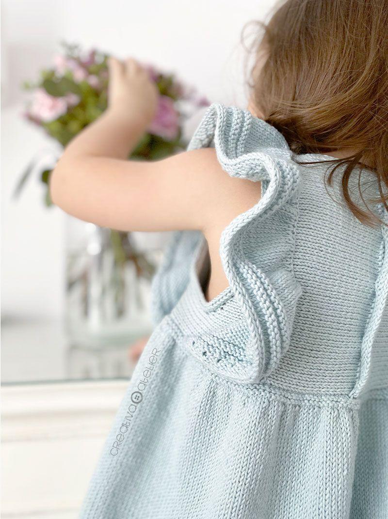 Cómo tejer el vestido de punto para niña y bebé SEASIDE - Patrón y Tutorial Paso a Paso -Imagen de niña luciendo el vestido