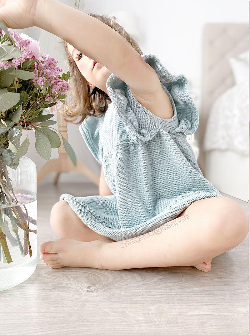 Cómo tejer el vestido de punto para niña y bebé SEASIDE - Patrón y Tuorial Paso a Paso- Imagen de niña luciendo el vestido