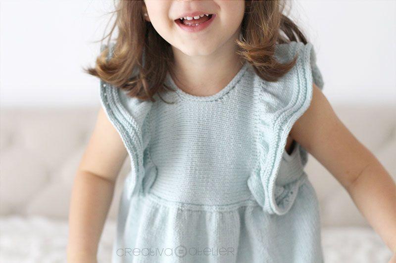 Cómo tejer el vestido de punto para niña y bebé SEASIDE - Patrón y Tuorial Paso a Paso- Imagen de niña luciendo el vestido