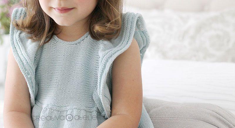 Cómo tejer el vestido de punto para niña y bebé SEASIDE - Patrón y Tuorial Paso a Paso- Imagen de niña luciendo el vestido
