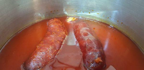 Chorizos cocidos al vino blanco