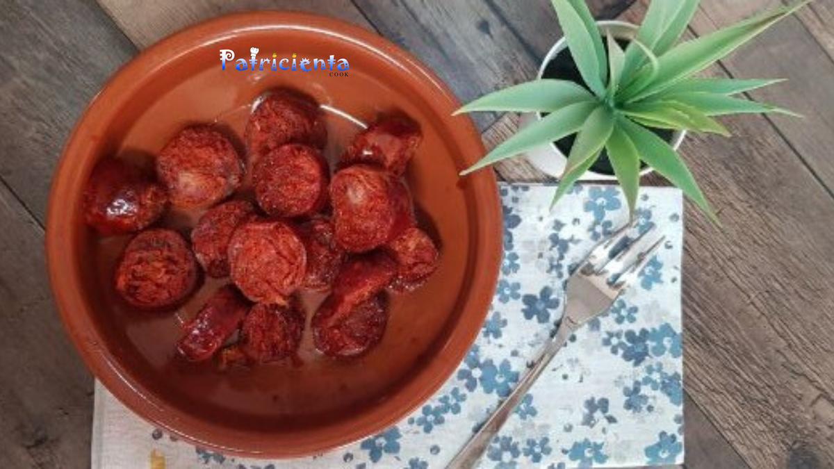 Chorizos cocidos al vino blanco