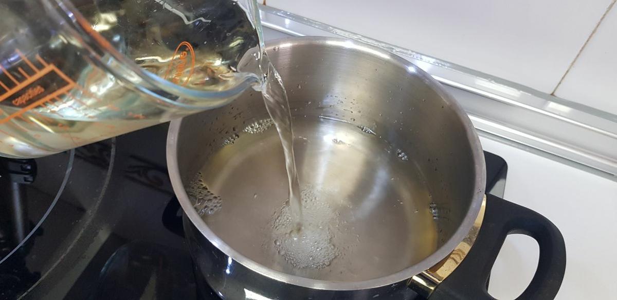 Chorizos cocidos al vino blanco