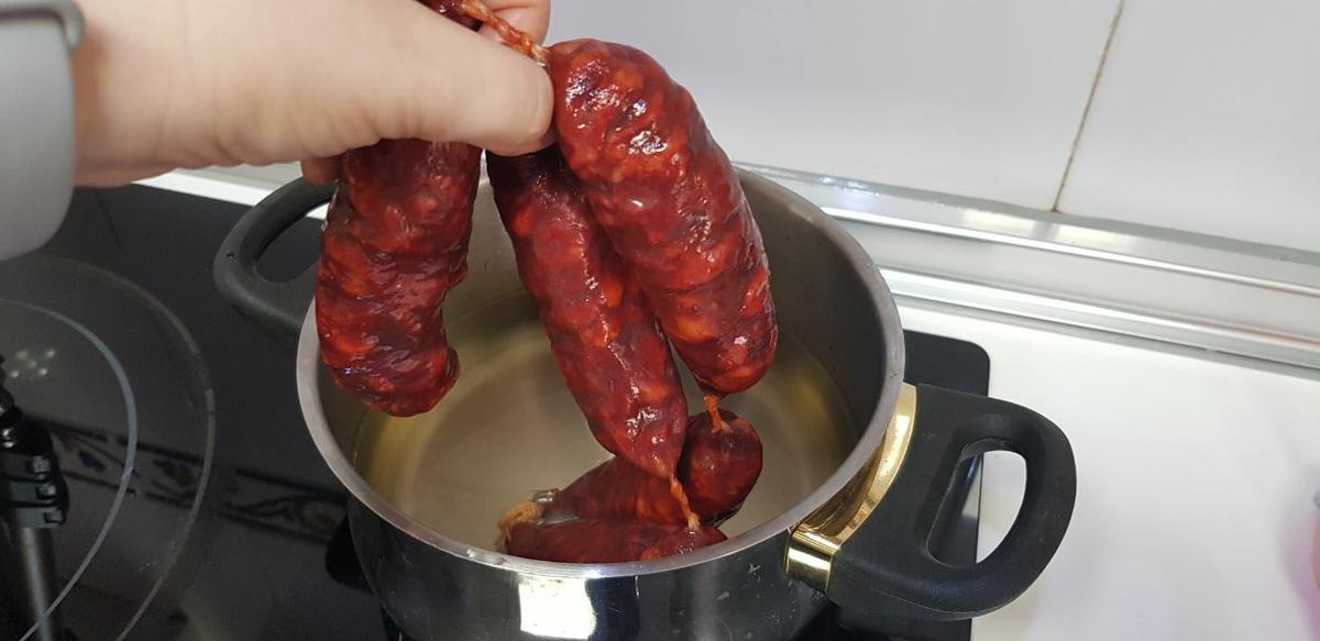 Chorizos cocidos al vino blanco