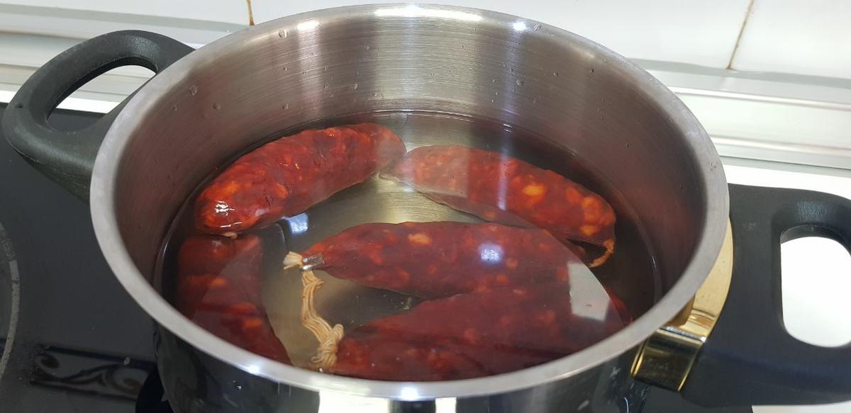 Chorizos cocidos al vino blanco