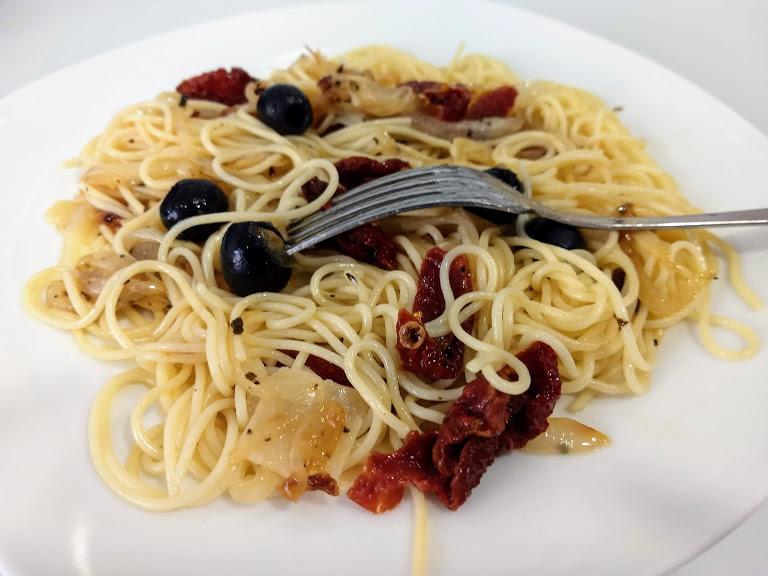 espaguetis con tomates secos