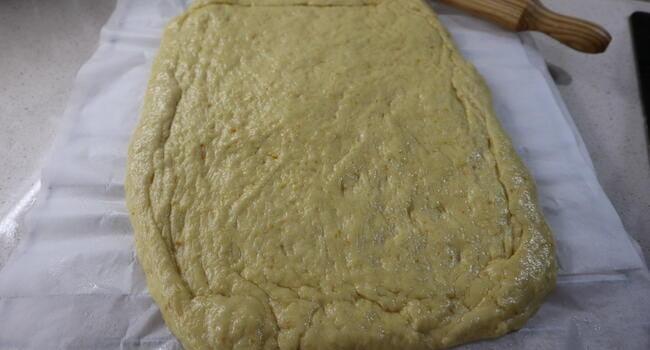 Hacer la forma de la Coca sobre el papel vegetal