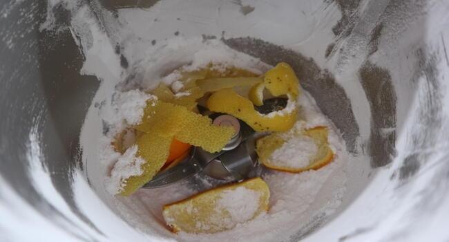 Ahora echamos los ingredientes para hacer la masa