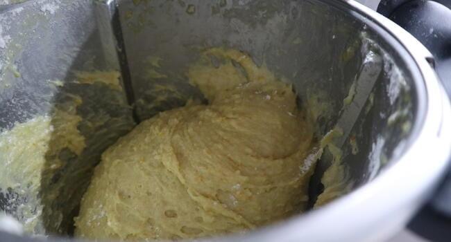 Incorporar la harina de fuerza y mezclar