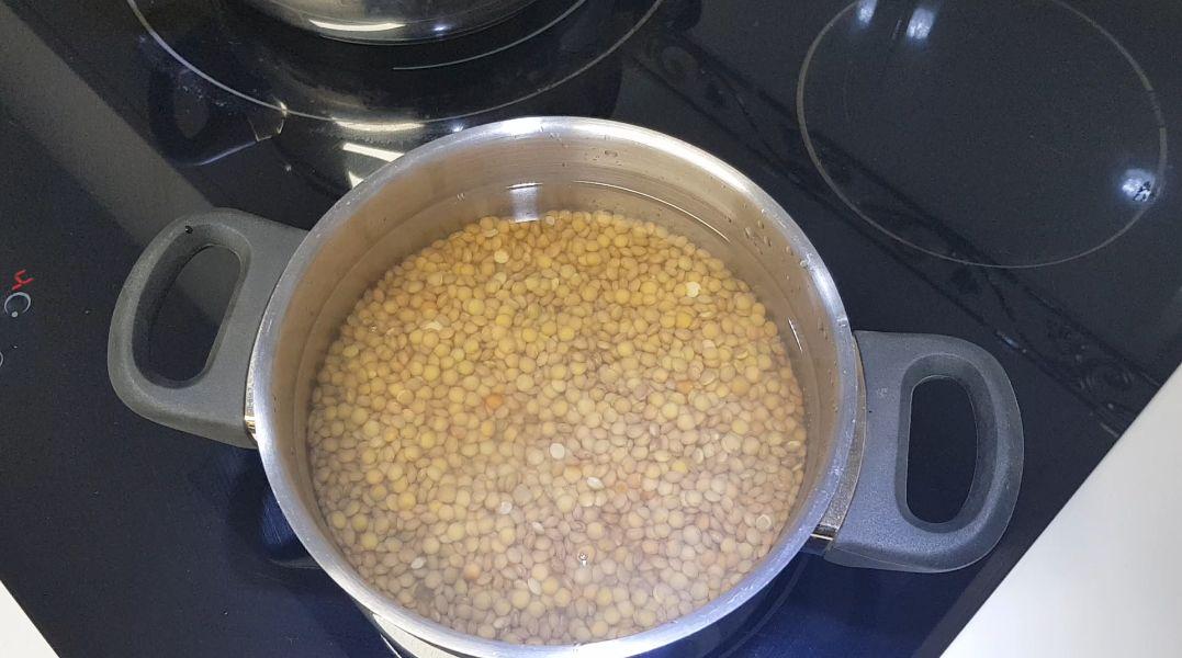 Pastel de lentejas al curry con crema de patata y coco