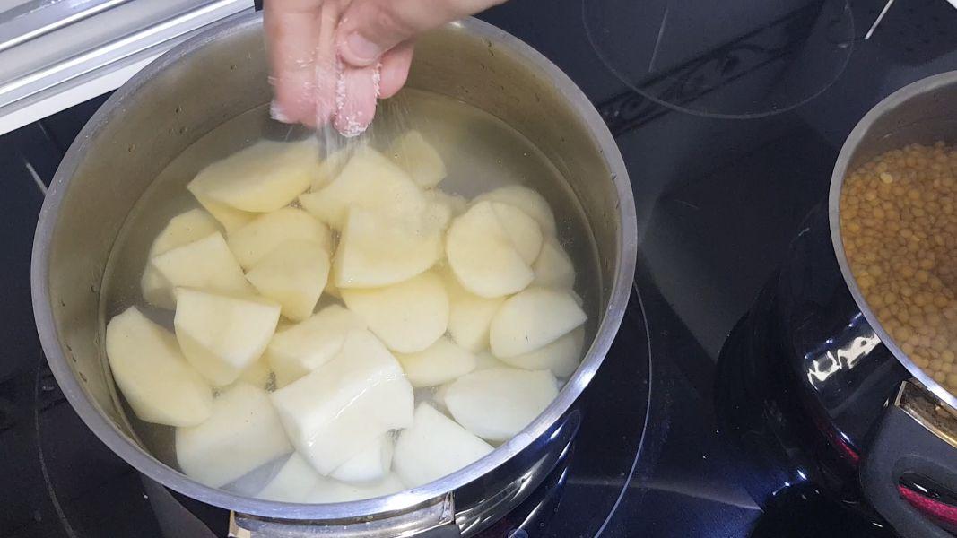 Pastel de lentejas al curry con crema de patata y coco
