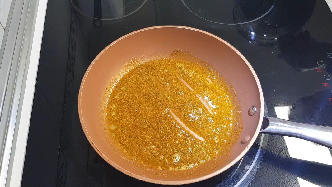 Pastel de lentejas al curry con crema de patata y coco