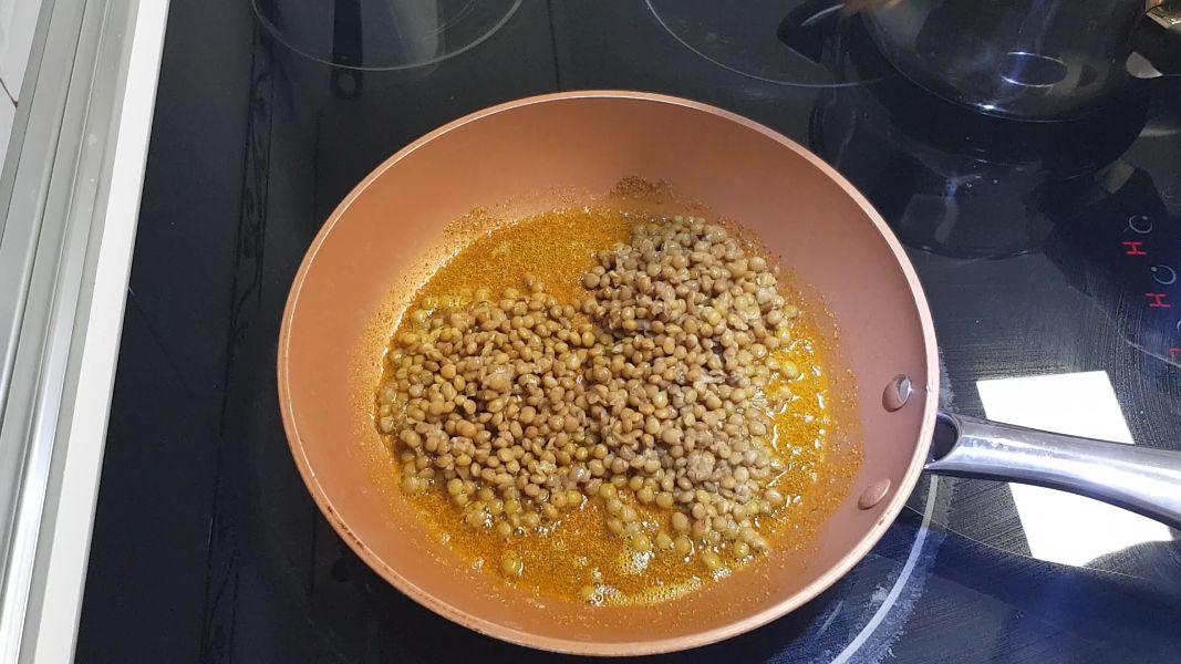 Pastel de lentejas al curry con crema de patata y coco