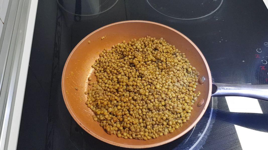 Pastel de lentejas al curry con crema de patata y coco