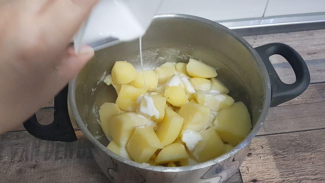 Pastel de lentejas al curry con crema de patata y coco