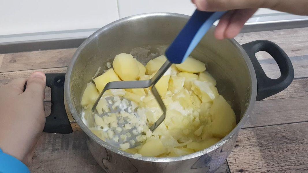 Pastel de lentejas al curry con crema de patata y coco